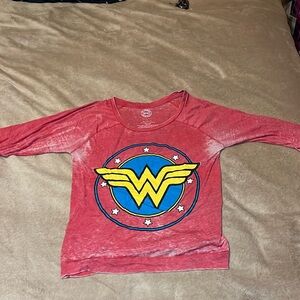 Gently worn Wonder Women 3/4 T-Shirt.
Size XL (15/17)